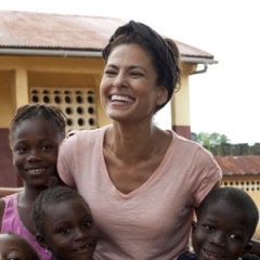 Eva Mendes with the children in Sierra Leone